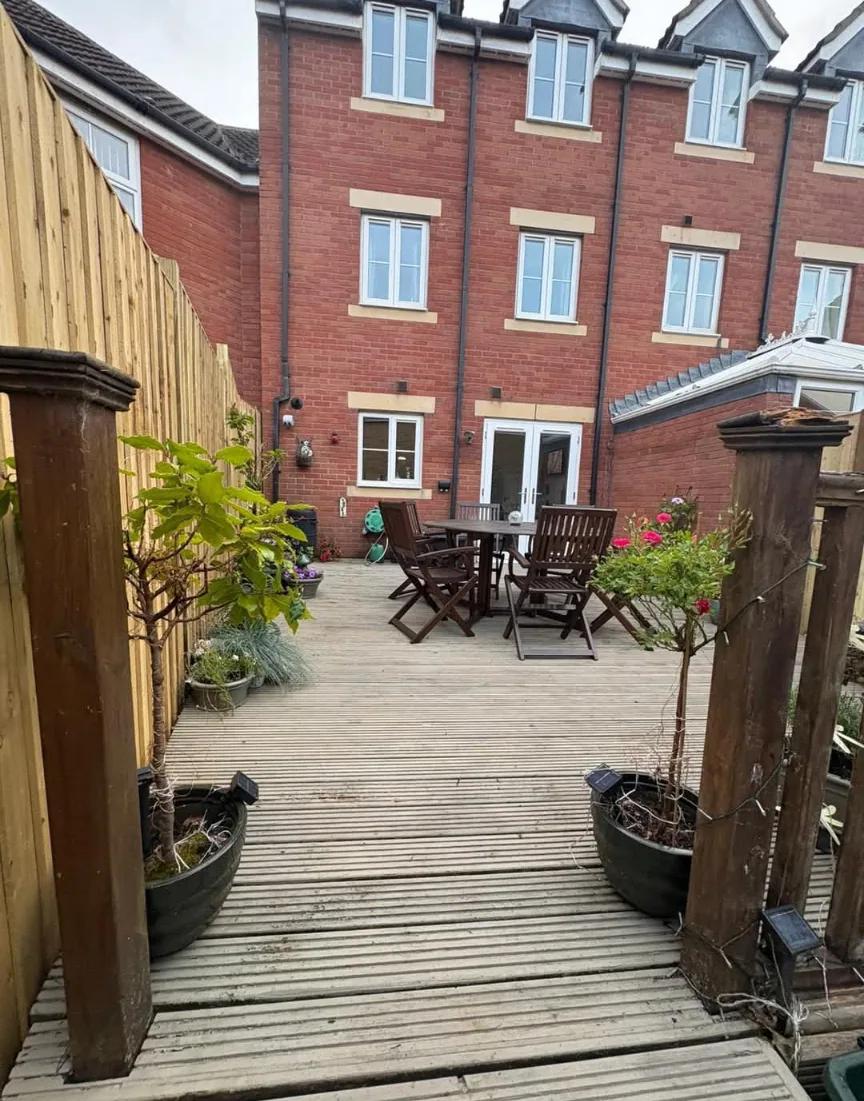 Wraparound closeboard fencing